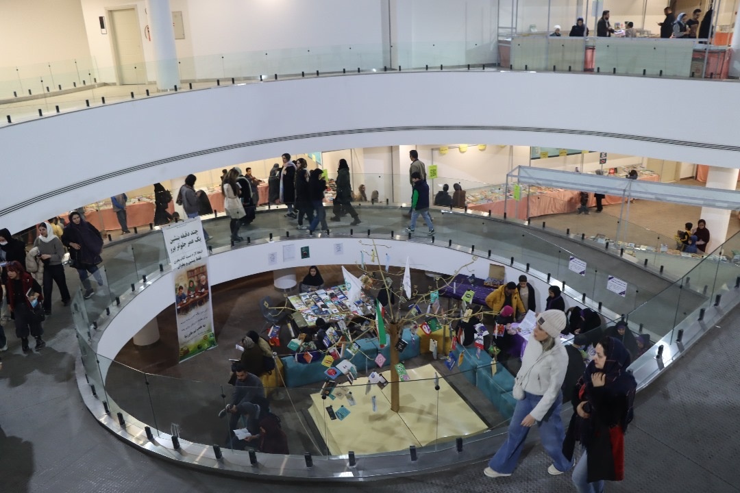 از استقبال مردم تا پاسداشت باستانی پاریزی/ روایت روز پایانی نمایشگاه کتاب کرمان