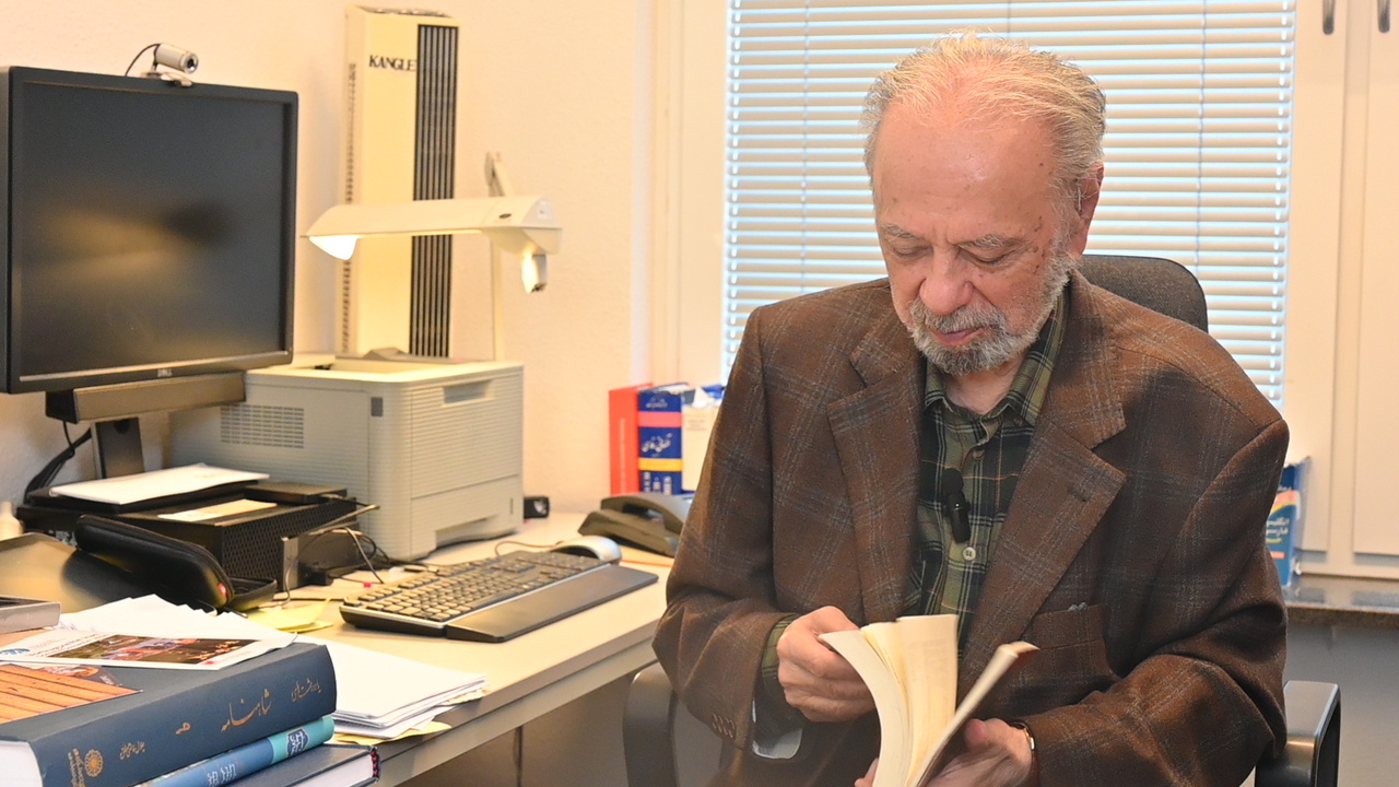 تصحیح متن در ایران به «پیش و پس از خالقی» تقسیم می‌شود