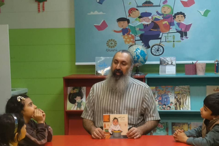 رسم دیزینه آش نذری با کتاب «حاجی آلبالو» برای کودکان بندرعباس ترسیم شد