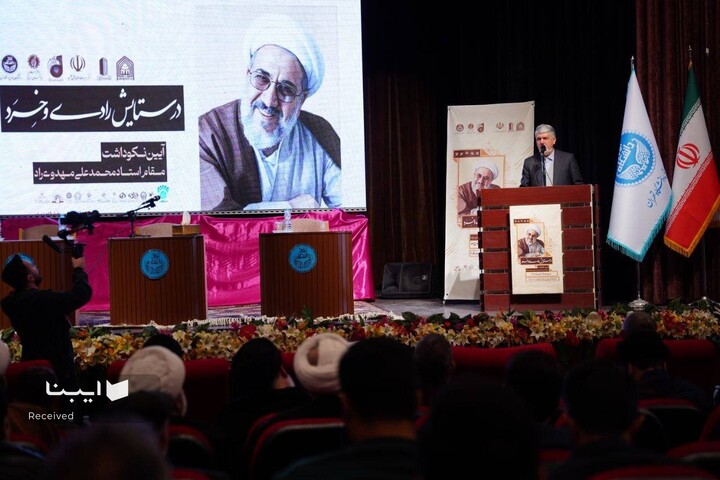 وجه غالب شخصیت مهدوی‌راد، کتاب‌بازی است