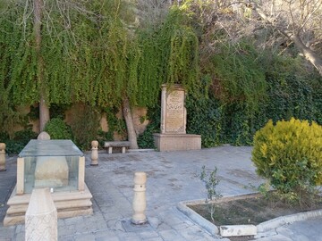 خواجوی کرمانی؛ شاعری میان سنگ و نقش/ عارفی در جوار دروازه قرآن شیراز آرمیده است