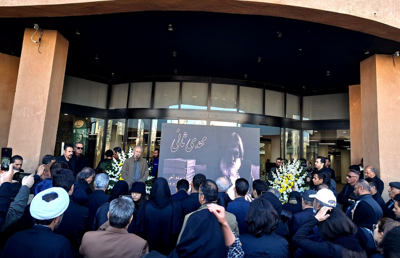 وداع مردم کرمان با شاعر و پیشکسوت تئاتر