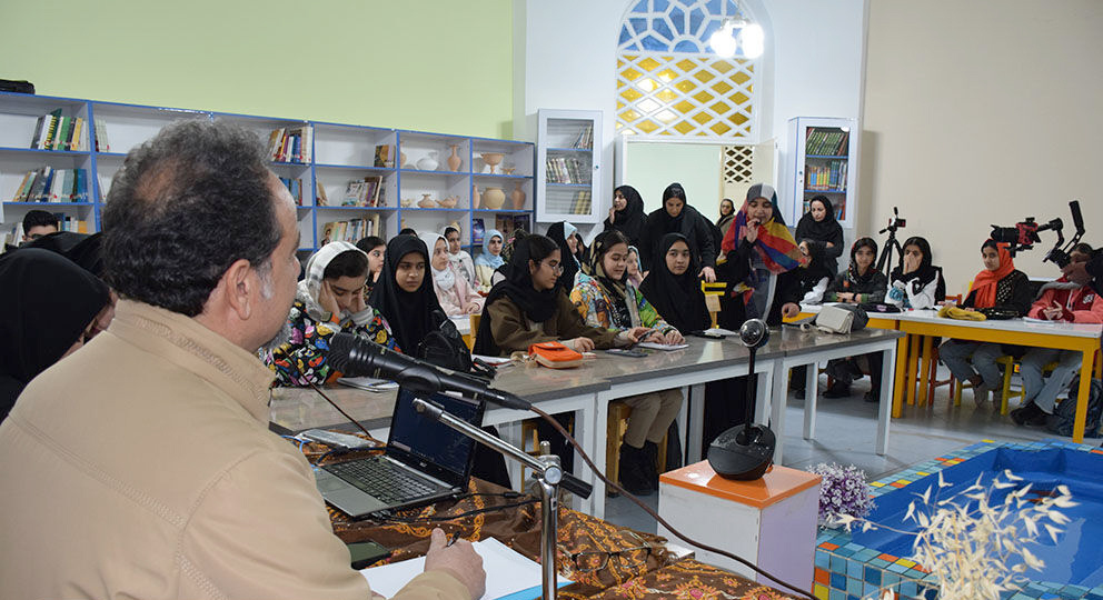 شاعران جوان خوانش مستمر شعر شاعران بزرگ را فراموش نکنند