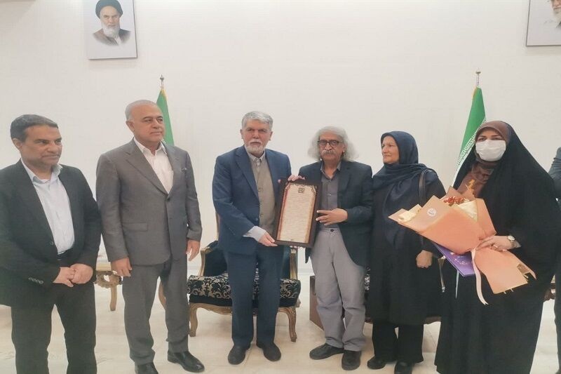 نشان درجه یک هنری به مولف، محقق و هنرمند هرمزگانی اعطا شد