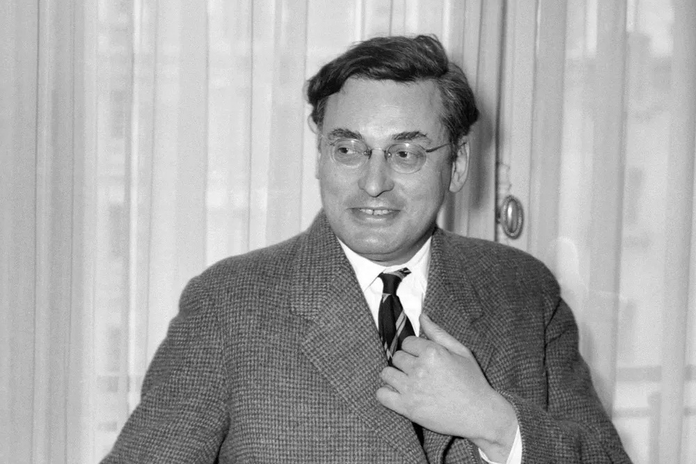 رمون کنو روایتگر زیستن در سایه تنهایی و جنگ است