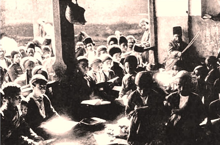 کتابخوانی روی فرش مکتبخانه