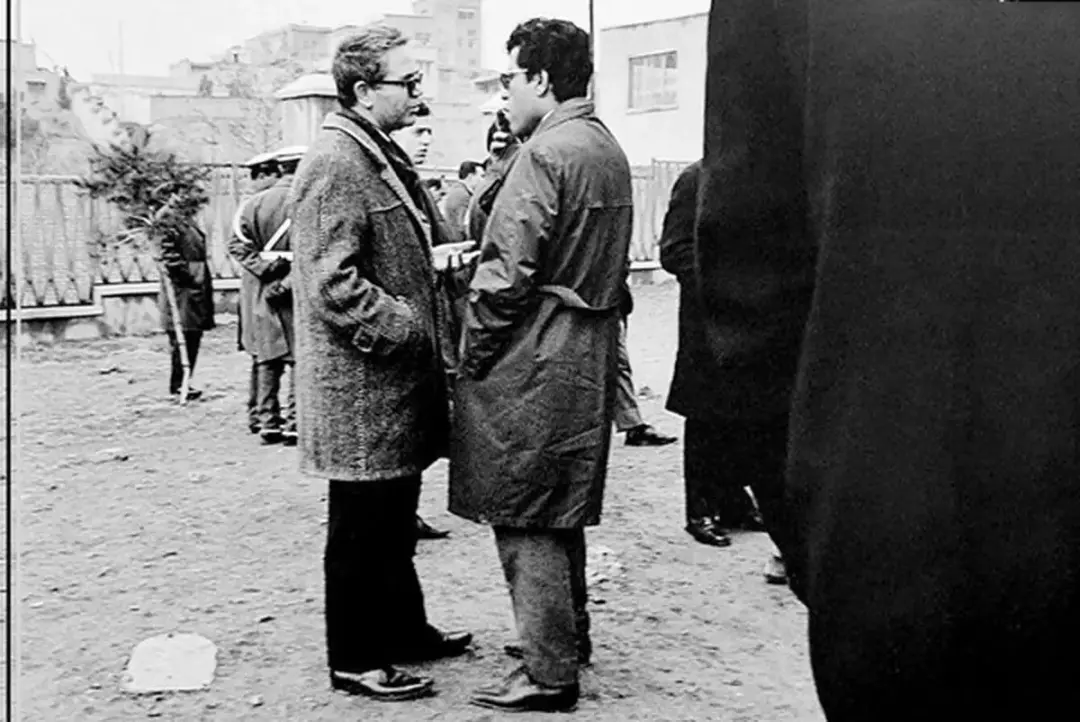 یدالله رؤیایی و اسماعیل شاهرودی در تشییع پیکر فروغ فرخزاد