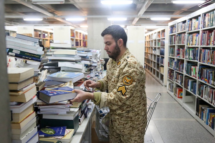 اهدای بیش از ۴۷۰۰ جلد کتاب به ارتش جمهوری اسلامی ایران