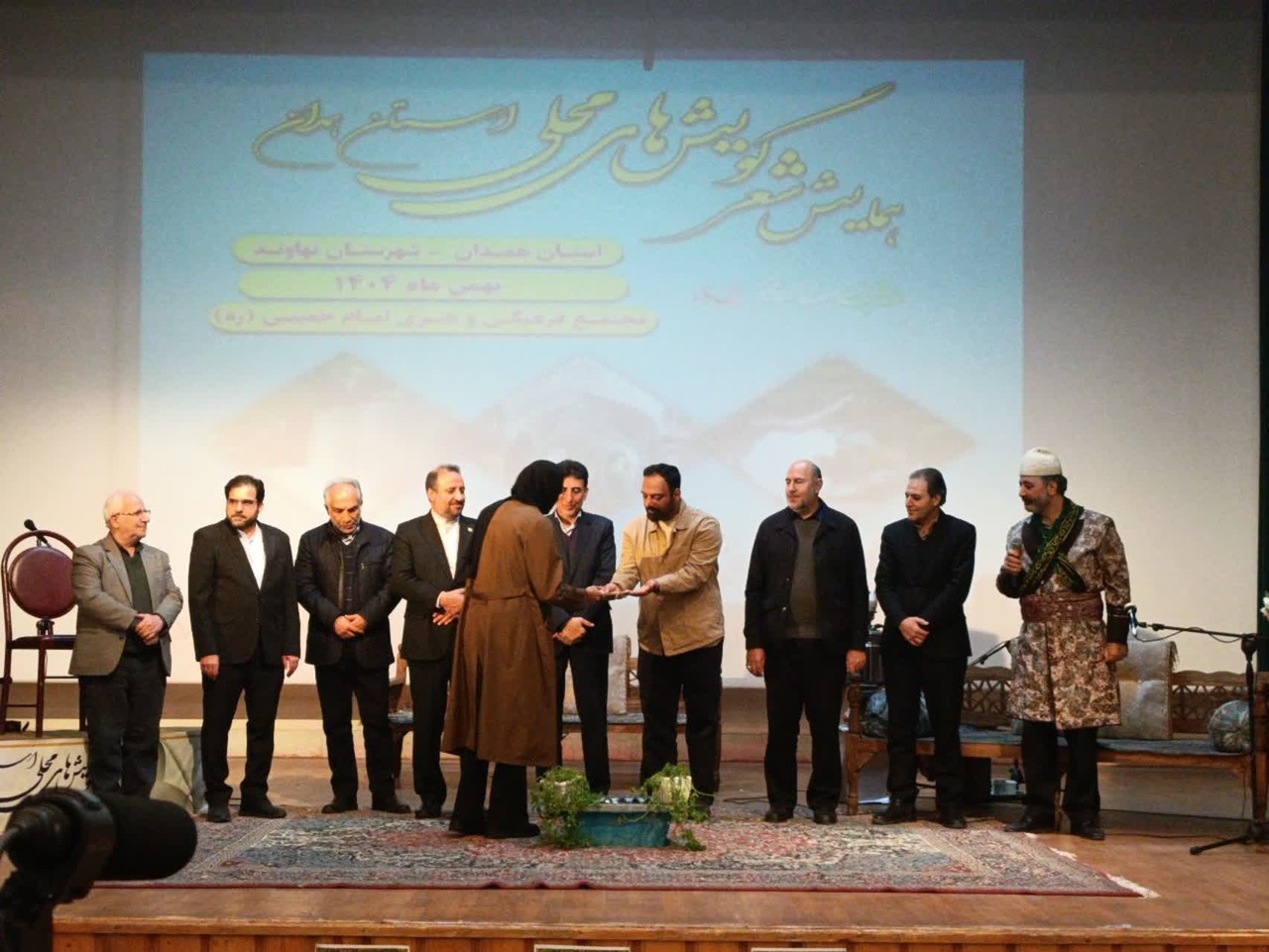 شعر و گویشهای محلی حافظه زنده ملت ایران است