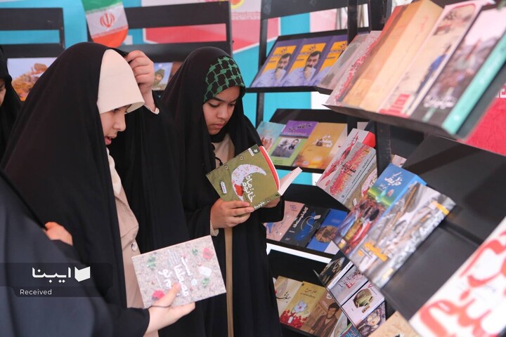 غرفه فرهنگی خانه کتاب و ادبیات در راهپیمایی ۲۲ بهمن