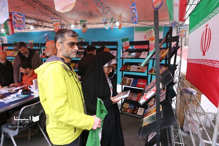 غرفه فرهنگی خانه کتاب و ادبیات در راهپیمایی ۲۲ بهمن