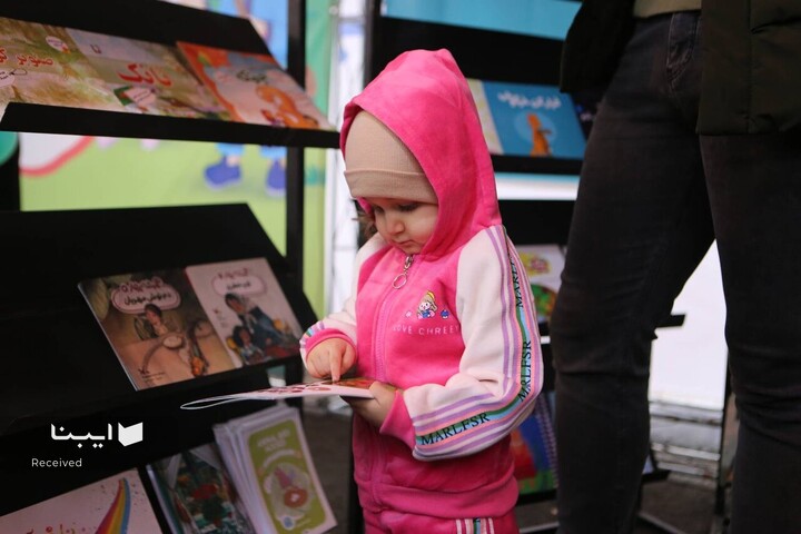 غرفه فرهنگی خانه کتاب و ادبیات در راهپیمایی ۲۲ بهمن