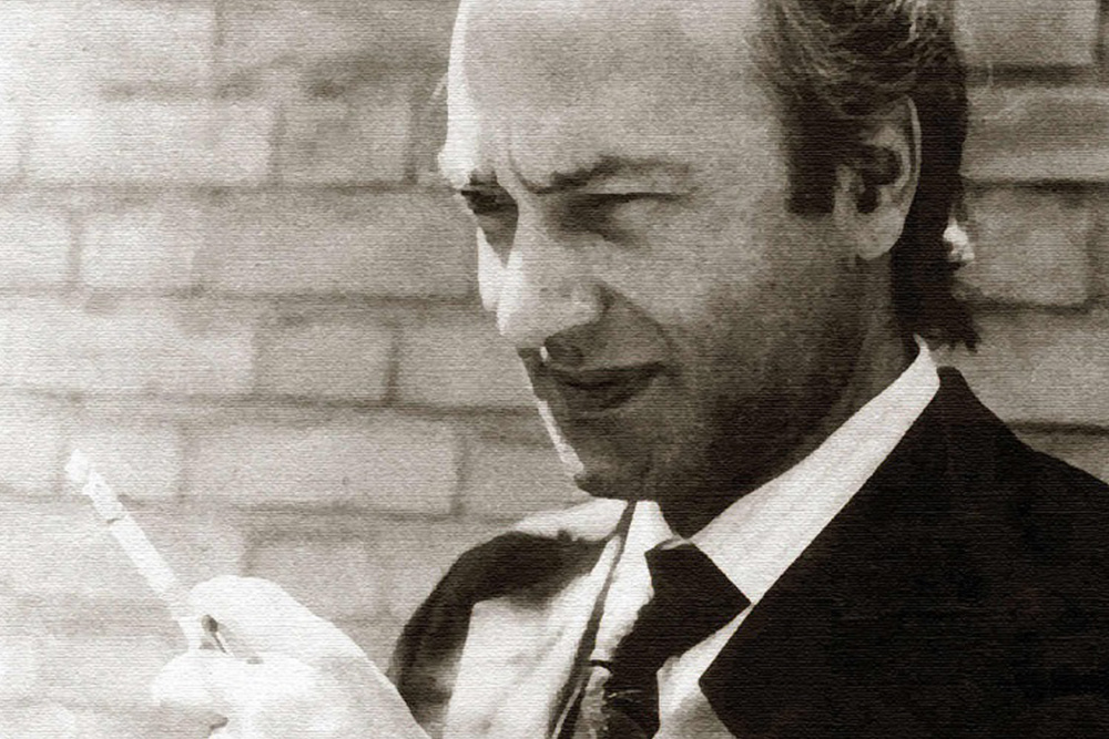 افرادی ناشناس به صورت مخفیانه کتاب‌های شریعتی را در نمازخانه می‌گذاشتند