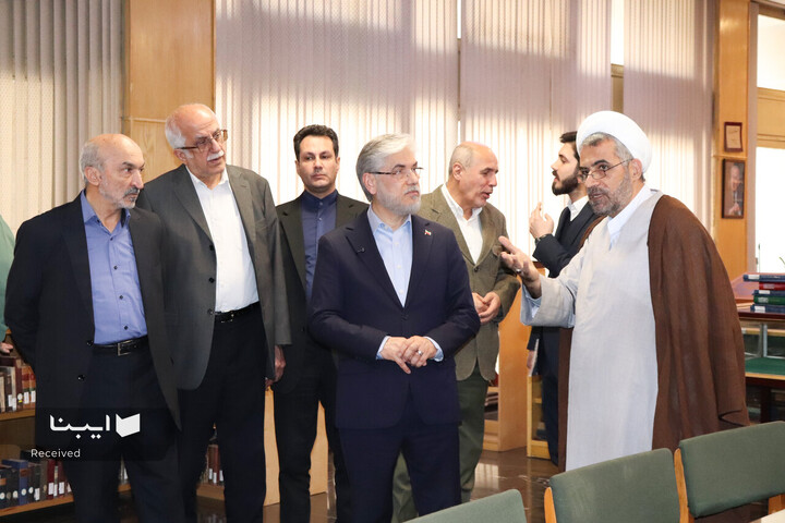 بازدید وزیر علوم از کتابخانه مرکزی دانشگاه تهران