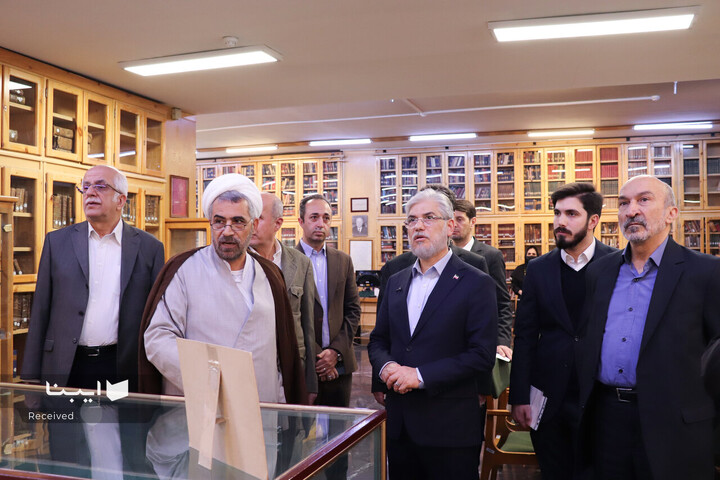 بازدید وزیر علوم از کتابخانه مرکزی دانشگاه تهران