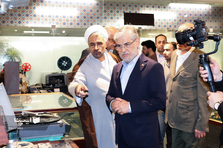 بازدید وزیر علوم از کتابخانه مرکزی دانشگاه تهران