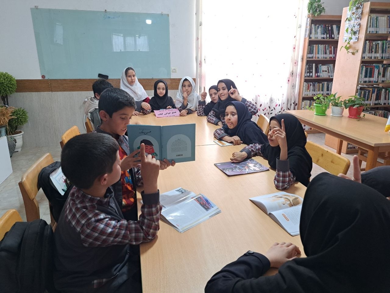 جمع‌خوانی کتاب «حسین ملک» توسط بچه‌های روستای ابویسان