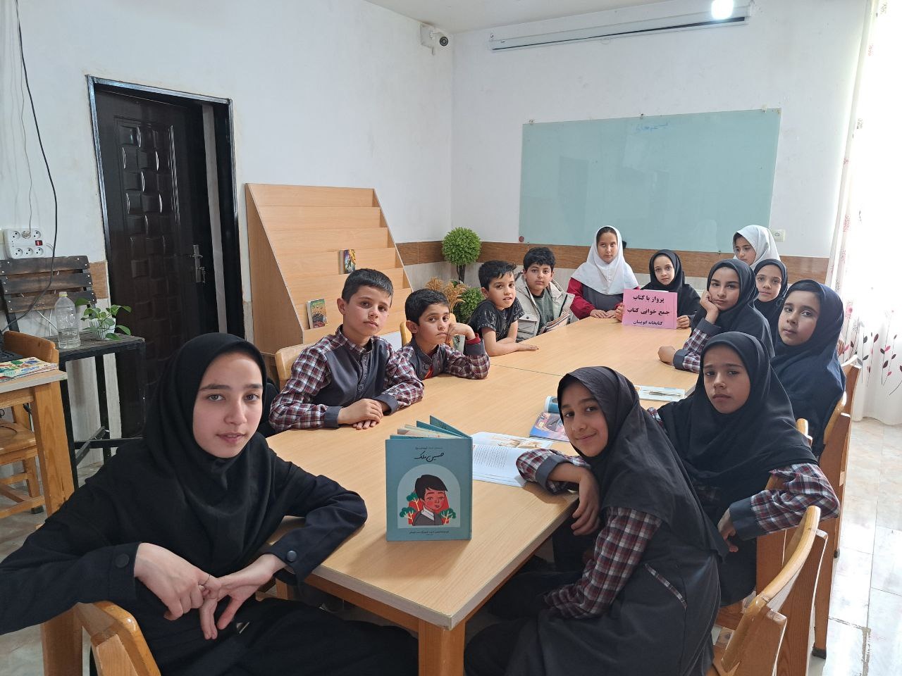 جمع‌خوانی کتاب «حسین ملک» توسط بچه‌های روستای ابویسان
