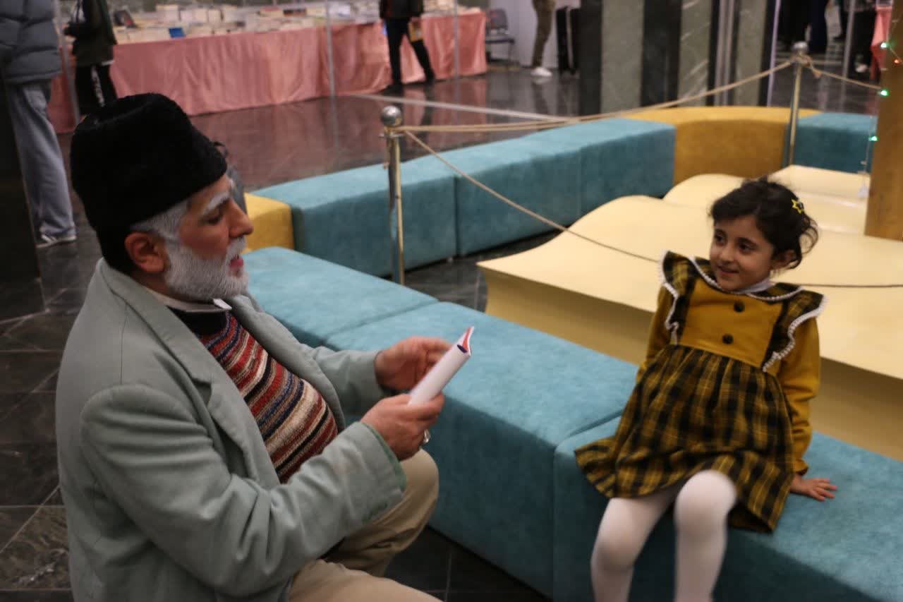 استقبال گسترده مردم از نمایشگاه کتاب ارومیه/ کارگاه‌های تخصصی آغاز شد