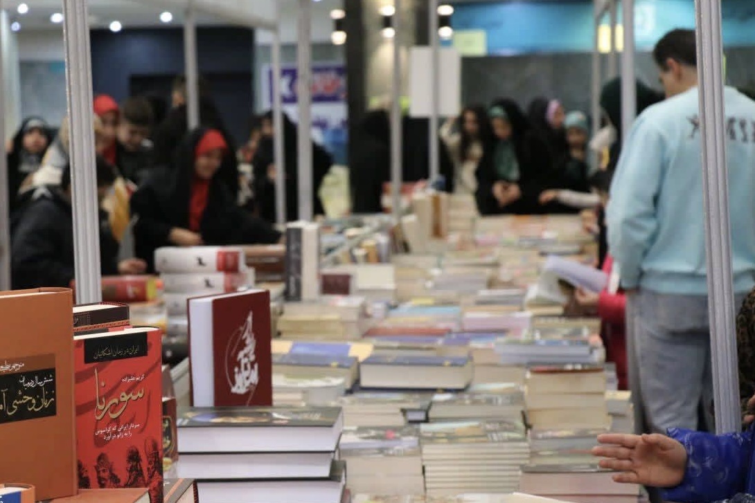 استقبال گسترده مردم از نمایشگاه کتاب ارومیه/ کارگاه‌های تخصصی آغاز شد