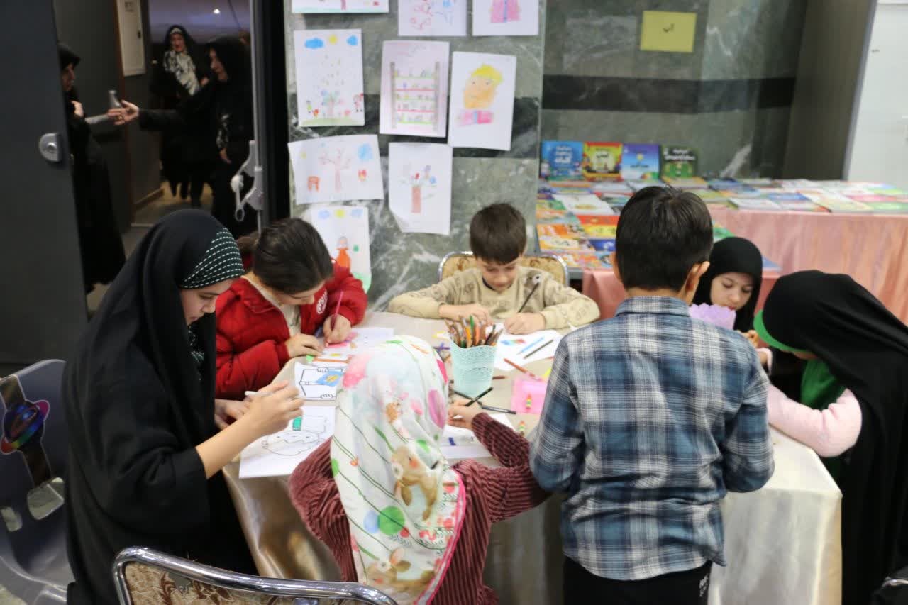 دنیای رنگی کودکی در نمایشگاه کتاب ارومیه/ عرضه ۱۰ هزار عنوان کتاب