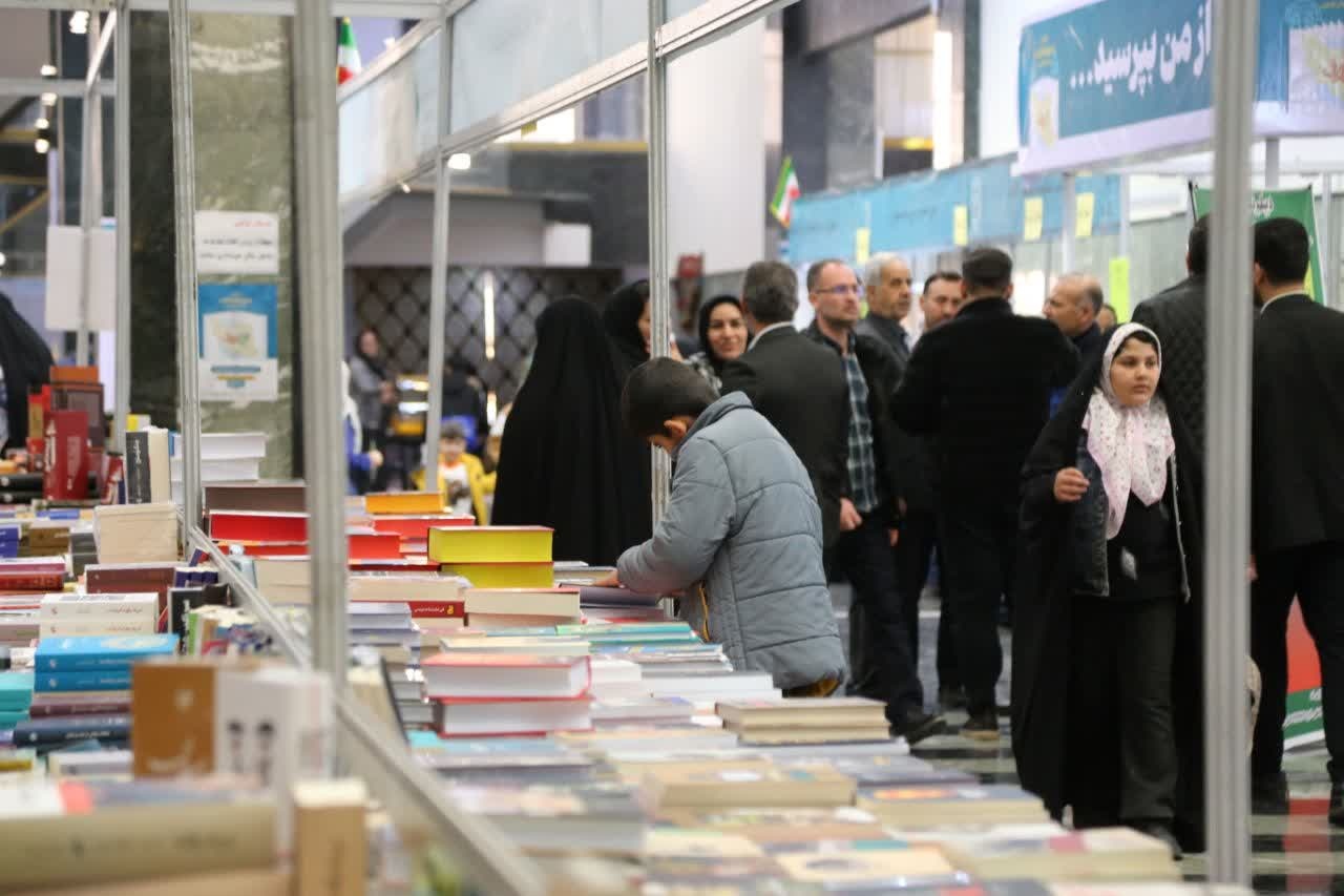 دنیای رنگی کودکی در نمایشگاه کتاب ارومیه/ عرضه ۱۰ هزار عنوان کتاب