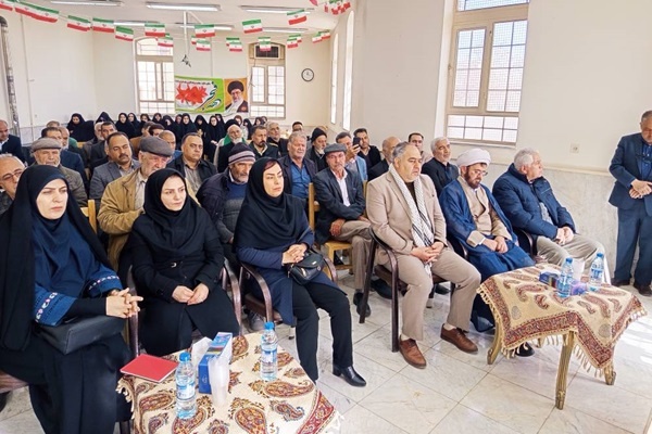 «اولین معلم شهر» در سفیددشت رونمایی شد