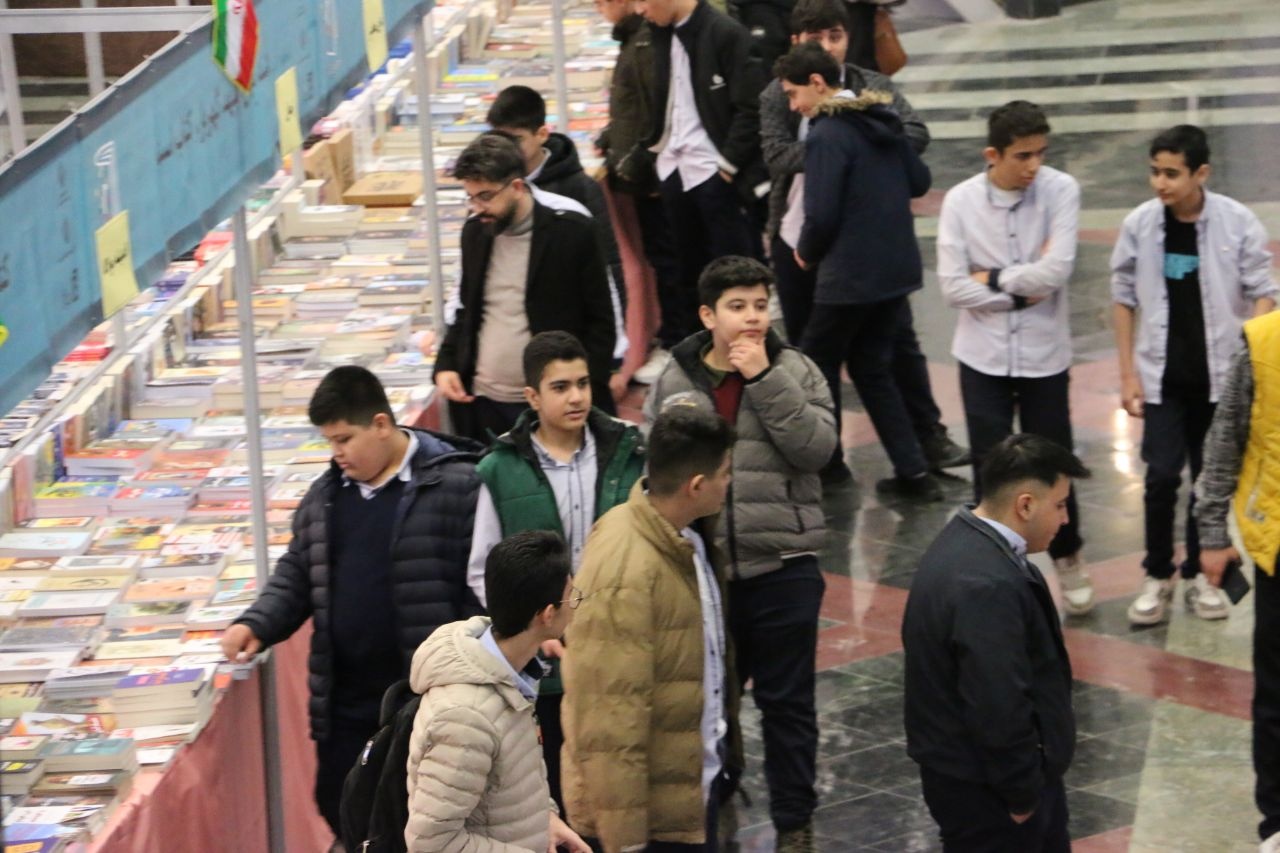 دانش‌آموزان نبض نمایشگاه کتاب ارومیه/ نشست‌های تخصصی و سیری در جهان هنر و ادبیات