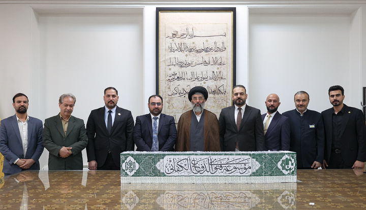 اهدای مجموعه ۸۰ جلدی «دانشنامه فتوای دفاع کفایی» به کتابخانه رضوی