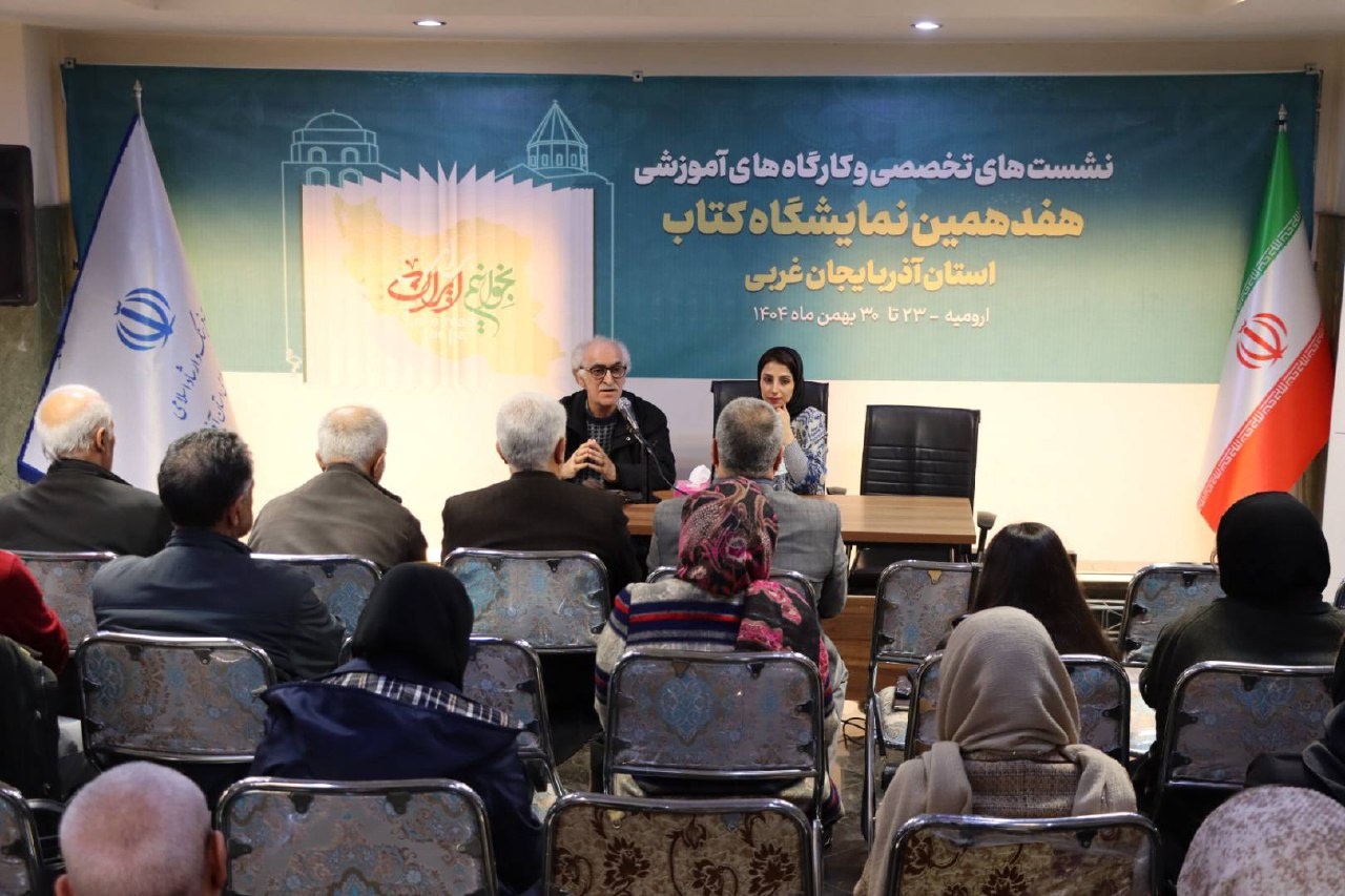 دانشآموزان نبض نمایشگاه کتاب ارومیه/ سیری در جهان هنر و ادبیات