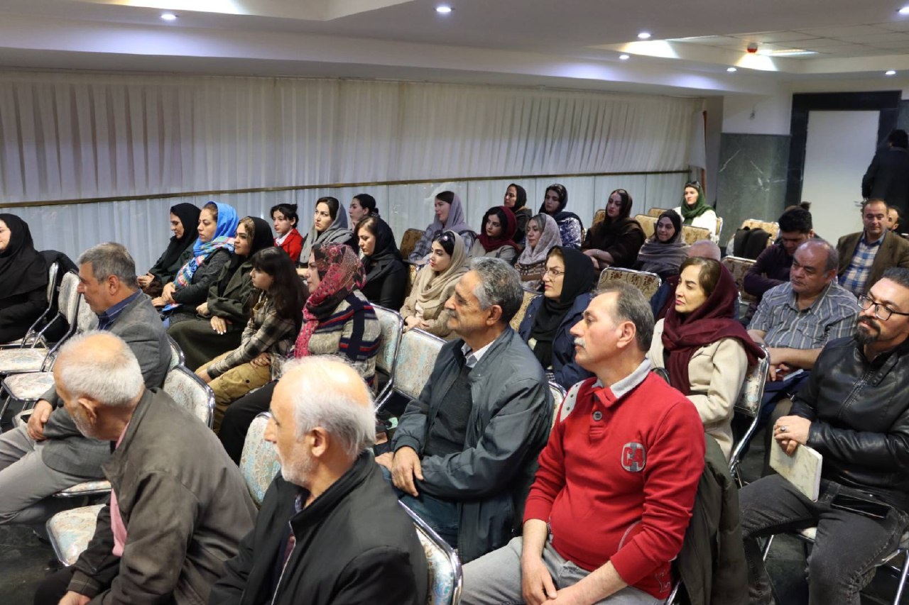 دانشآموزان نبض نمایشگاه کتاب ارومیه/ سیری در جهان هنر و ادبیات