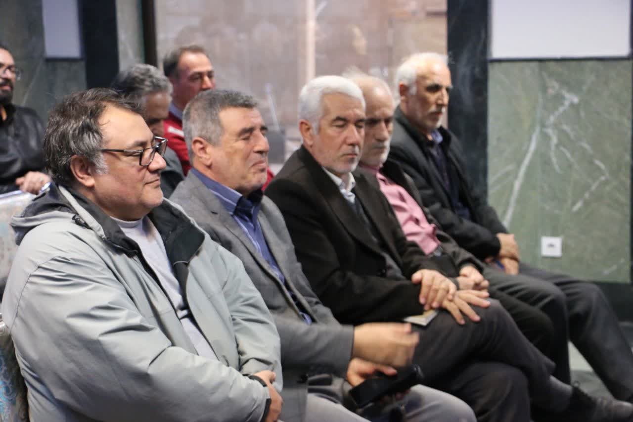 دانش‌آموزان نبض نمایشگاه کتاب ارومیه/ سیری در جهان هنر و ادبیات