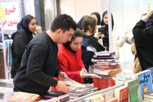 کتاب‌خوانان ارومیه‌ای، روز پایانی نمایشگاه را پرشور رقم زدند