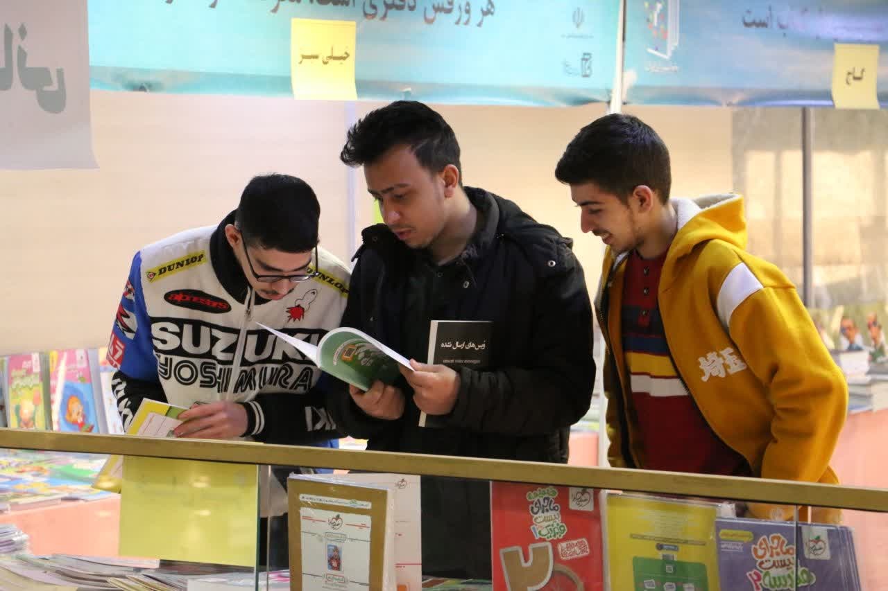 کتابخوانان ارومیهای، نفسهای پایانی نمایشگاه را پرشور رقم زدند