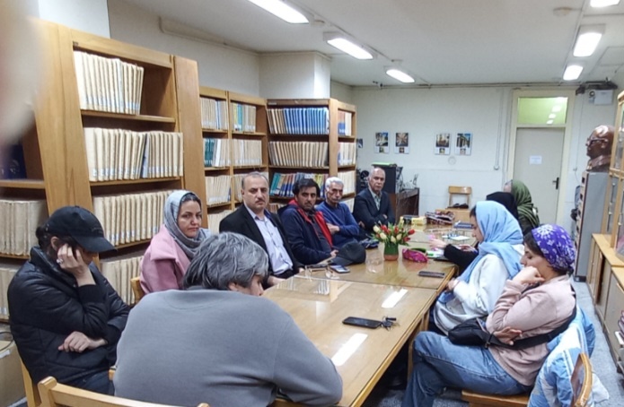 نسبت و تقابل دو رویکرد سبک شناسانه در تحلیل متون