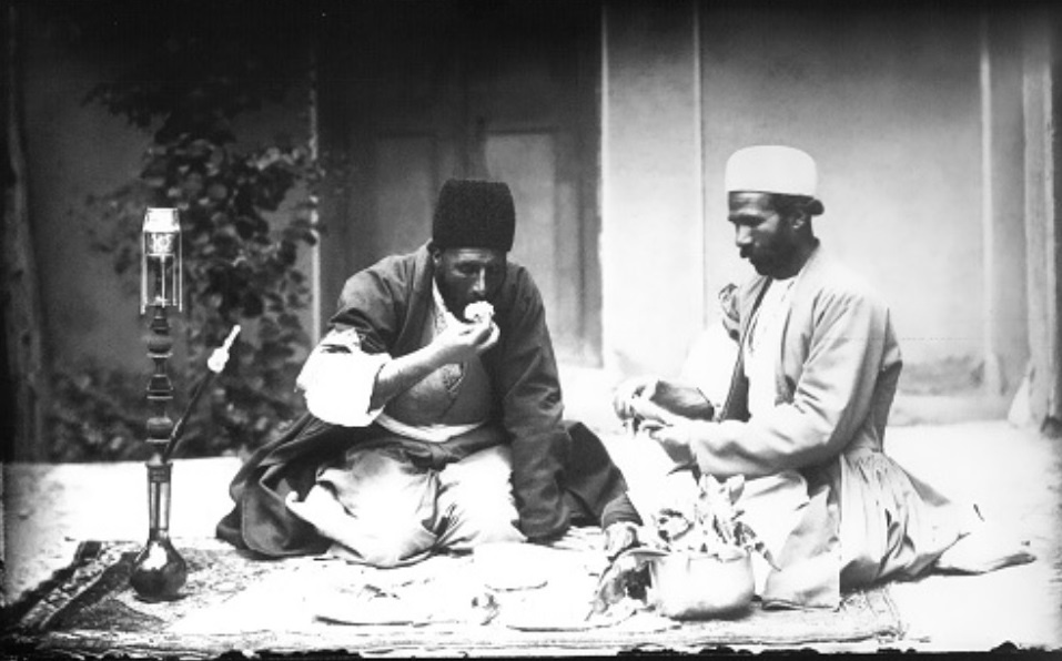 افطار اعیان با خرما و ثواب رساندن به مستمندان