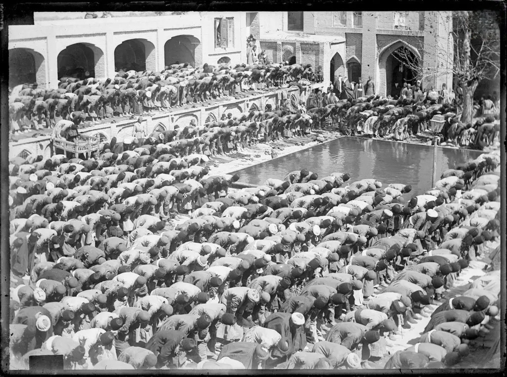 افطار اعیان با خرما و ثواب رساندن به مستمندان