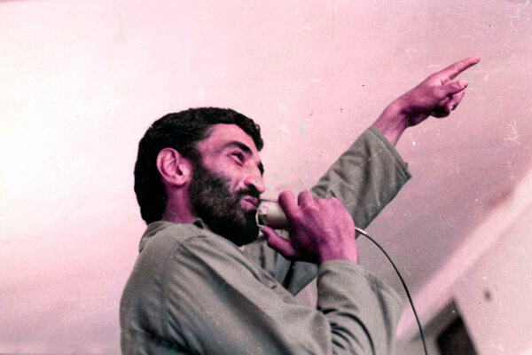 مادرم عکس احمد را روی سینه‌اش می‌گذاشت و گریه می‌کرد