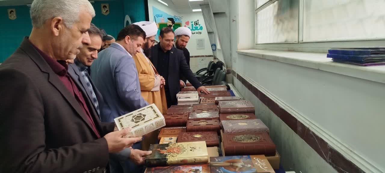 نمایشگاه کتاب در فامنین افتتاح شد