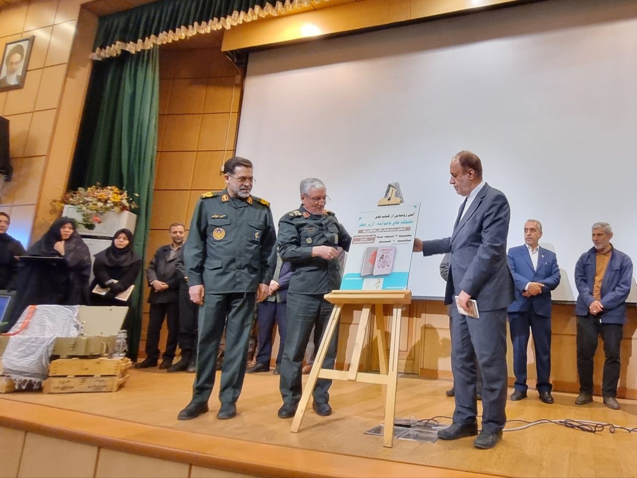 دو کتاب «آژیر خطر» و «عاشقانه‌های ناخوانده» رونمایی شد