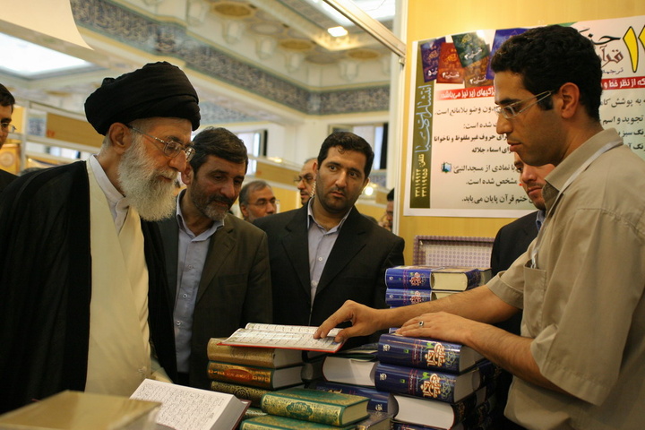 آیت الله خامنه ای در ادوار مختلف نمایشگاه کتاب