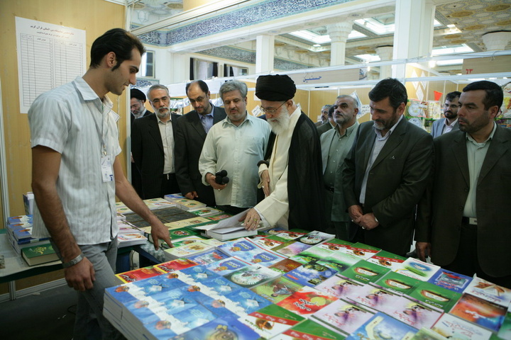 آیت الله خامنه ای در ادوار مختلف نمایشگاه کتاب