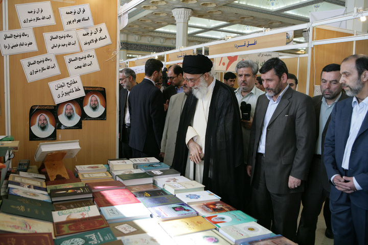 آیت الله خامنه ای در ادوار مختلف نمایشگاه کتاب