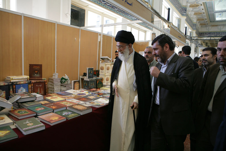 آیت الله خامنه ای در ادوار مختلف نمایشگاه کتاب