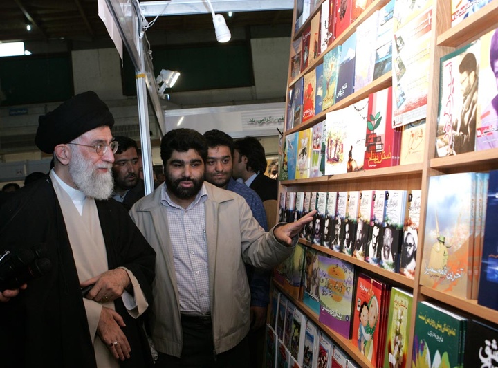 آیت الله خامنه ای در ادوار مختلف نمایشگاه کتاب