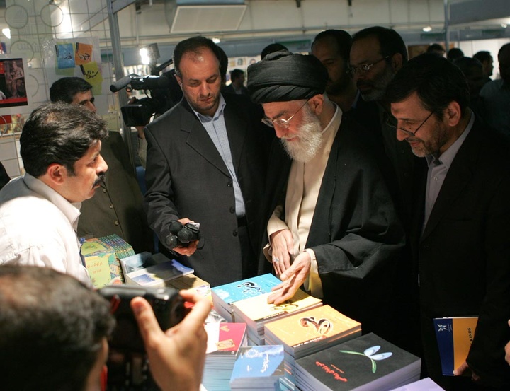 آیت الله خامنه ای در ادوار مختلف نمایشگاه کتاب