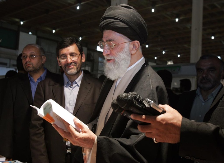 آیت الله خامنه ای در ادوار مختلف نمایشگاه کتاب