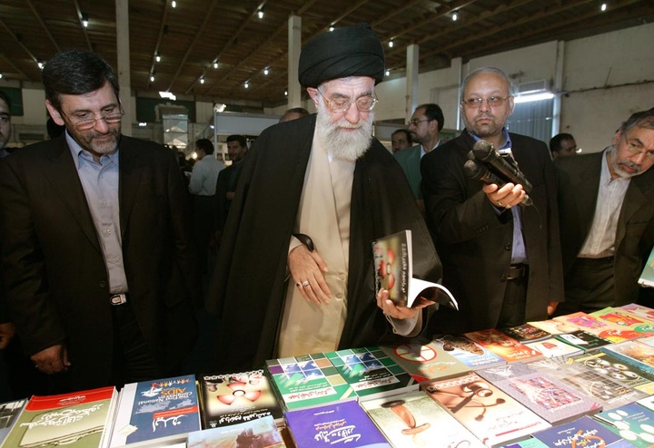 آیت الله خامنه ای در ادوار مختلف نمایشگاه کتاب