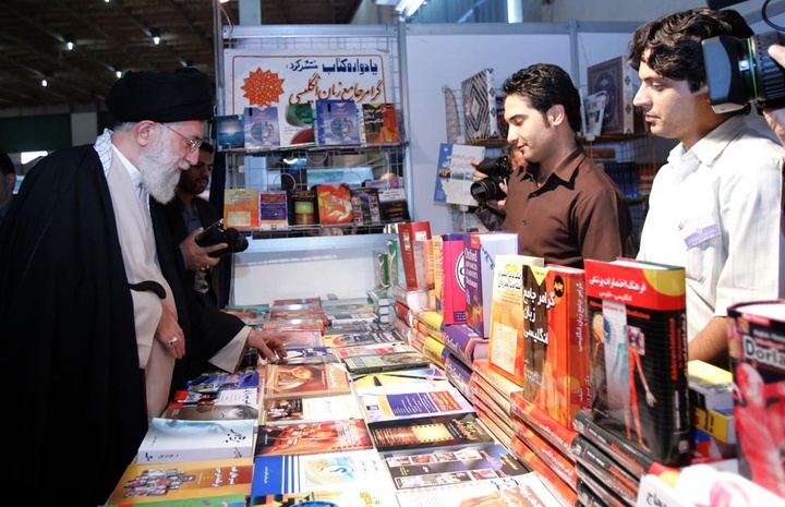 آیت الله خامنه ای در ادوار مختلف نمایشگاه کتاب