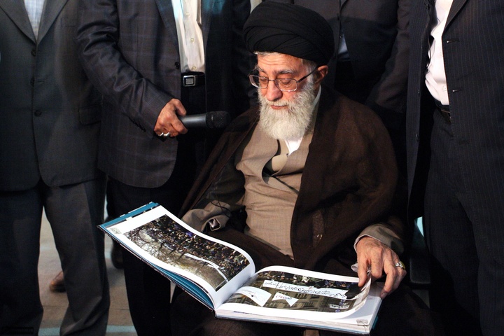 آیت الله خامنه ای در ادوار مختلف نمایشگاه کتاب